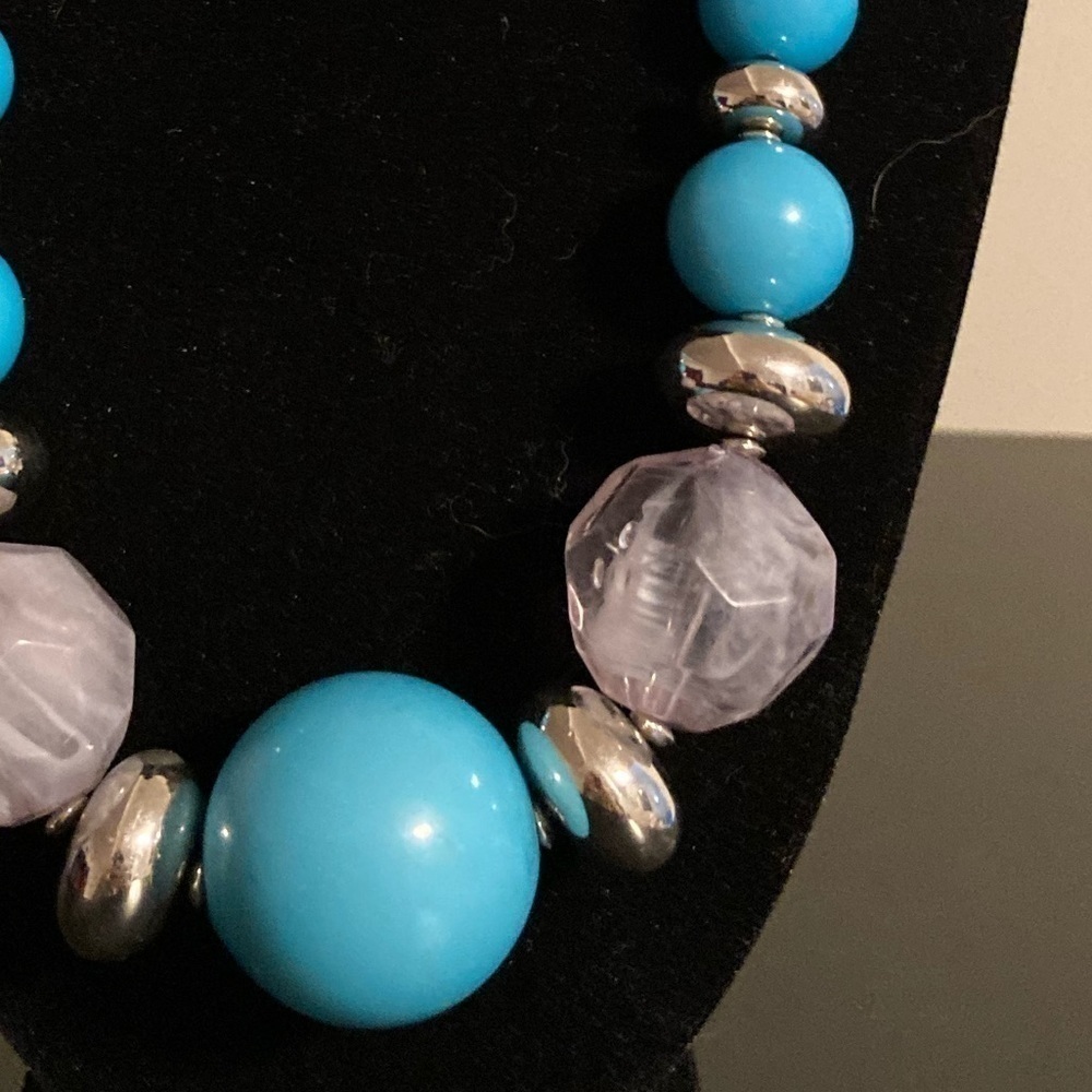Turquoise colored and clear beaded necklace - Picture 2 of 2
